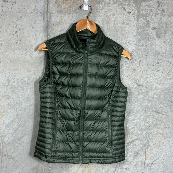 Quince Lightweight Down Packable Puffer Vest - Picture 2 of 9